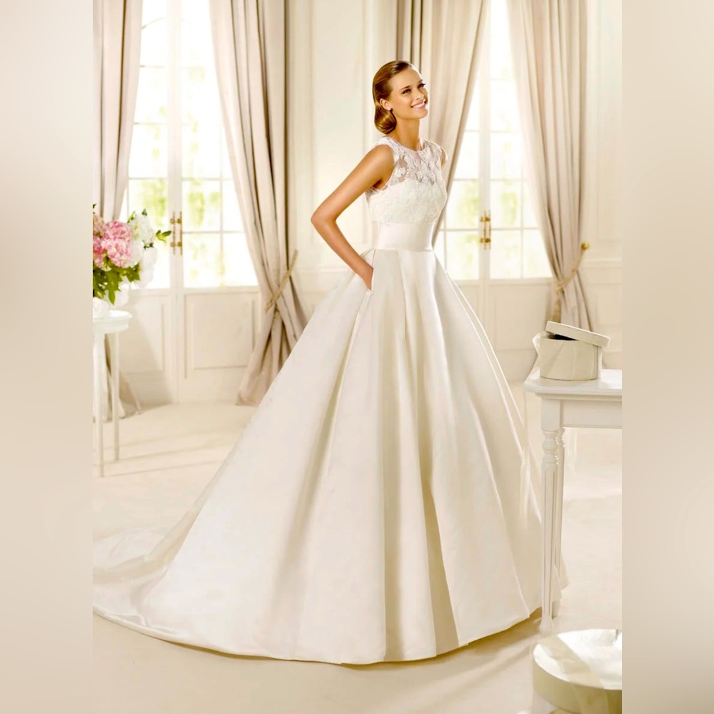 Like New Spanish Designer Pronovias Dalia Duchess Satin Wedding Dress - size 8